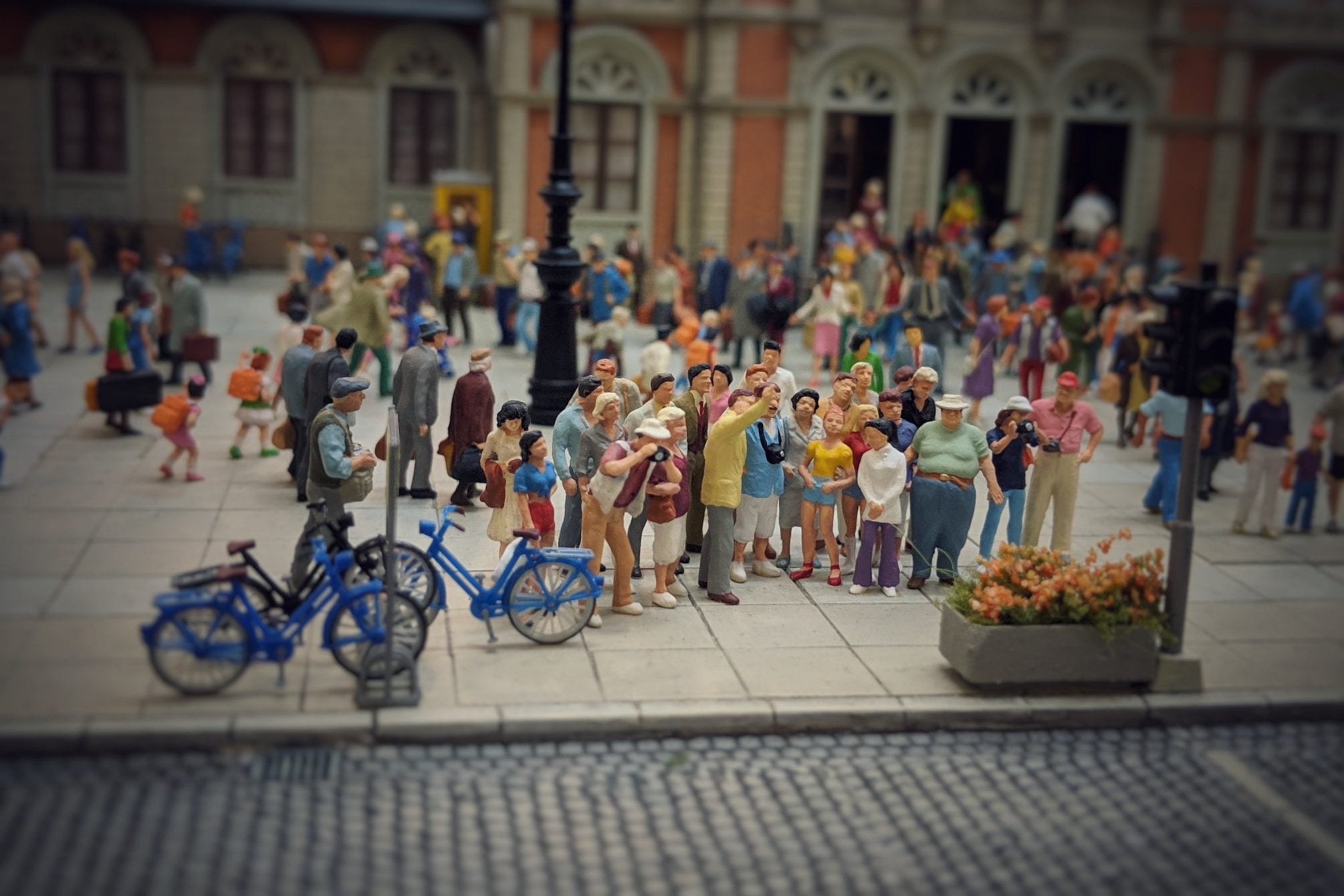 Preiser-Figuren in einem Bahnhofs-Setting, auf dem Bahnhofsvorplatz. Foto: eigene Aufnahmen; Figuren: Preiser