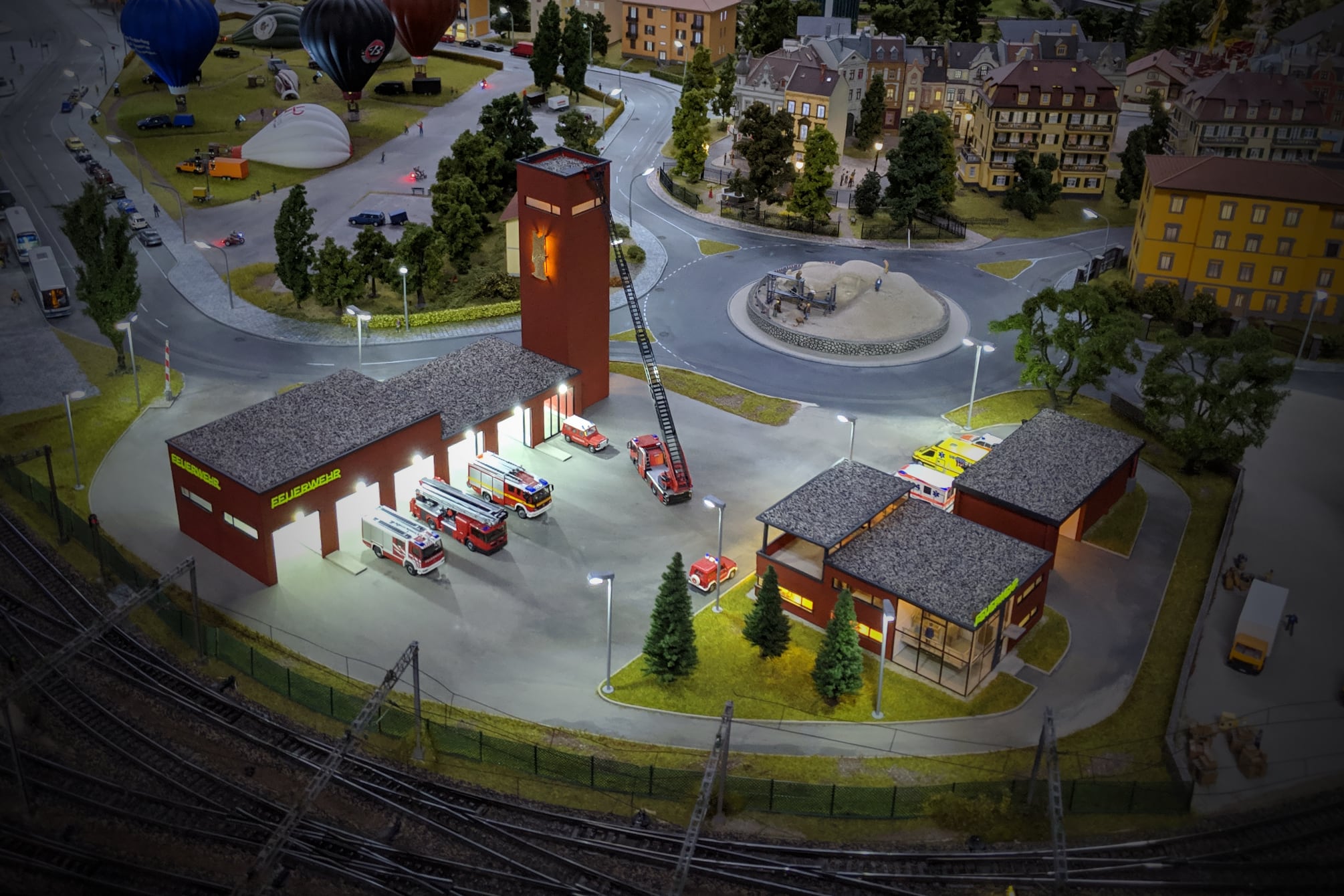 Die große Feuerwache auf der Modelleisenbahnanlage bleibt wohl an ihrem Platz im Traumwerk
