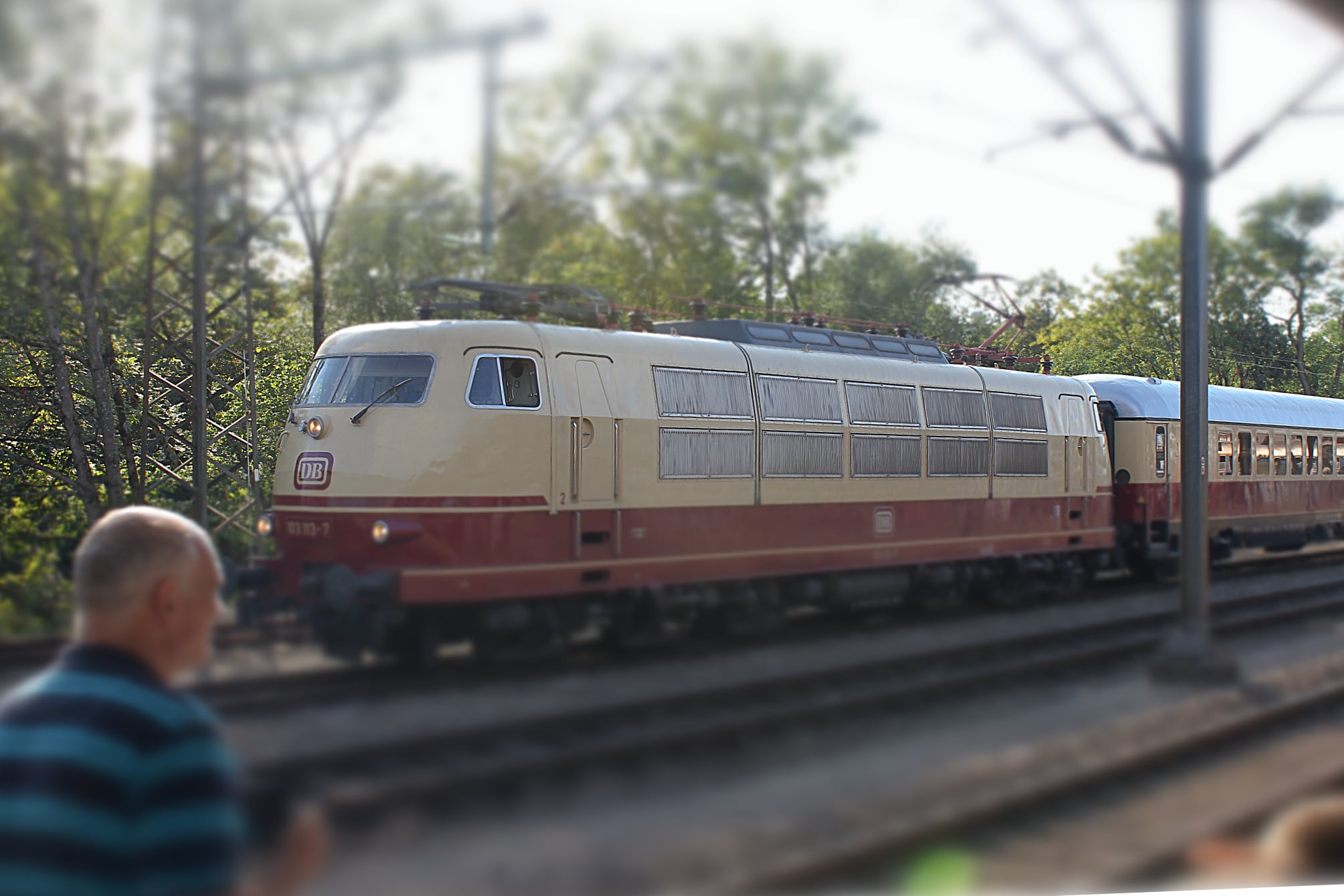 Die Baureihe 103 im Bahnhof Göppingen.